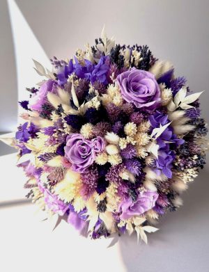 Buchet mireasă/nașă în cromatică alb-lila, trandafiri lila/mov – AMB507009
