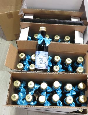 Mărturie nuntă, Sticluță de Vin personalizată & fundiță, Flori Albastre – ILIF507047