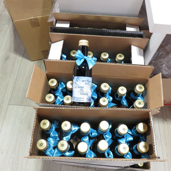 Mărturie nuntă, Sticluță de Vin personalizată & fundiță, Flori Albastre - ILIF507047 - imagine 4