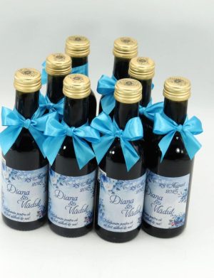 Mărturie nuntă, Sticluță de Vin personalizată & fundiță, Flori Albastre – ILIF507047