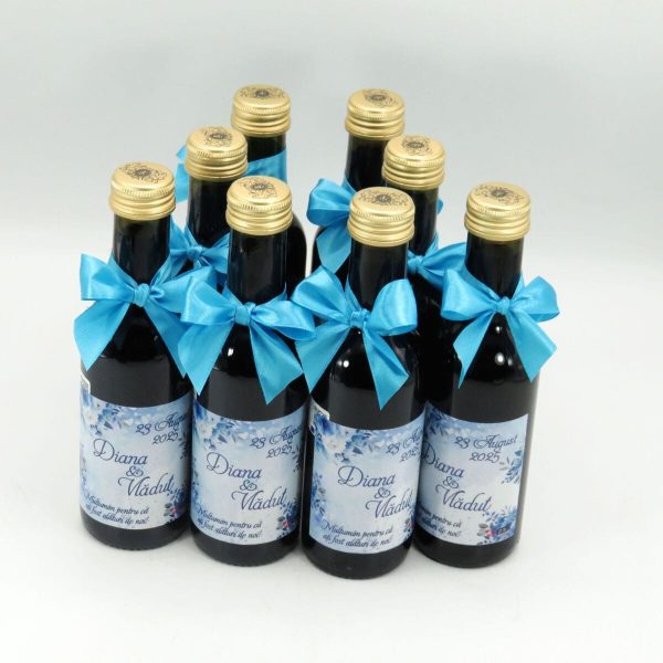 Mărturie nuntă, Sticluță de Vin personalizată & fundiță, Flori Albastre - ILIF507047 - imagine 3