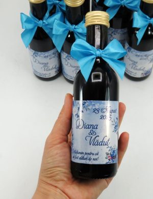 Mărturie nuntă, Sticluță de Vin personalizată & fundiță, Flori Albastre – ILIF507047