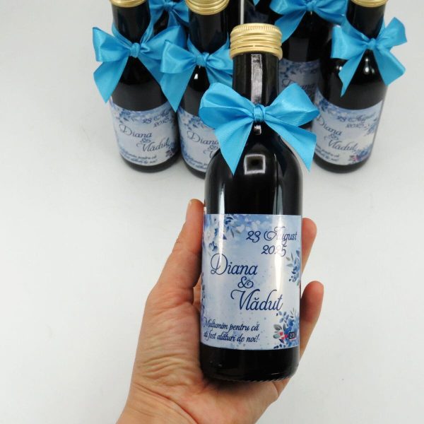 Mărturie nuntă, Sticluță de Vin personalizată & fundiță, Flori Albastre - ILIF507047 - imagine 2