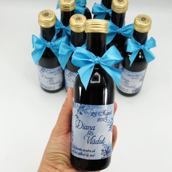 Mărturie nuntă, Sticluță de Vin personalizată & fundiță, Flori Albastre - ILIF507047 - imagine 10