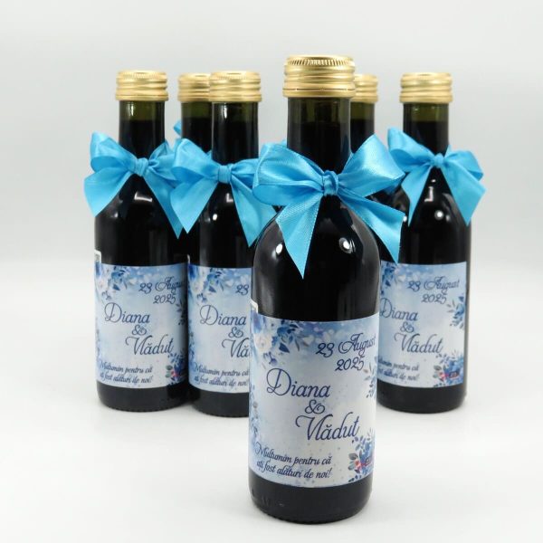 Mărturie nuntă, Sticluță de Vin personalizată & fundiță, Flori Albastre - ILIF507047 - imagine 9