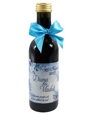 Mărturie nuntă, Sticluță de Vin personalizată & fundiță, Flori Albastre - ILIF507047