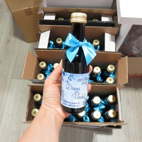 Mărturie nuntă, Sticluță de Vin personalizată & fundiță, Flori Albastre - ILIF507047 - imagine 6