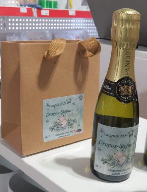 Mărturie botez băiețel, sticluță vin spumant, Iepuraș, model personalizat – ILIF507040
