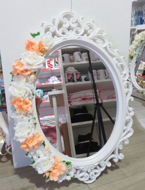 Oglinda miresei, formă ovală în stil victorian, lucrată cu flori de mătase, piersiciu – ILIF507025