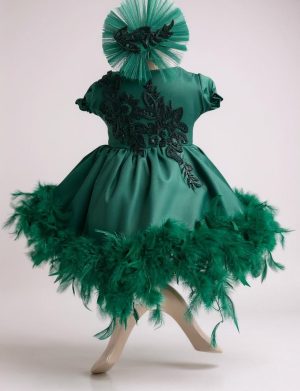 Rochiță botez fetiță cu bentiță – culoare verde smarald cu pene – ILIF508005