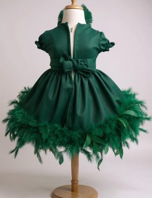 Rochiță botez fetiță cu bentiță – culoare verde smarald cu pene – ILIF508005
