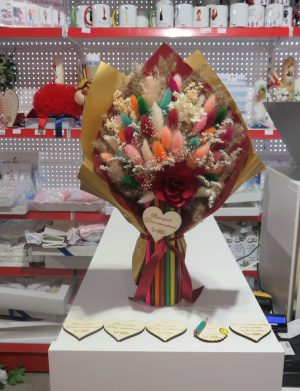 Buchet flori cadre didactice, aranjament cu flori uscate și creioane, roșu – DSPH508003