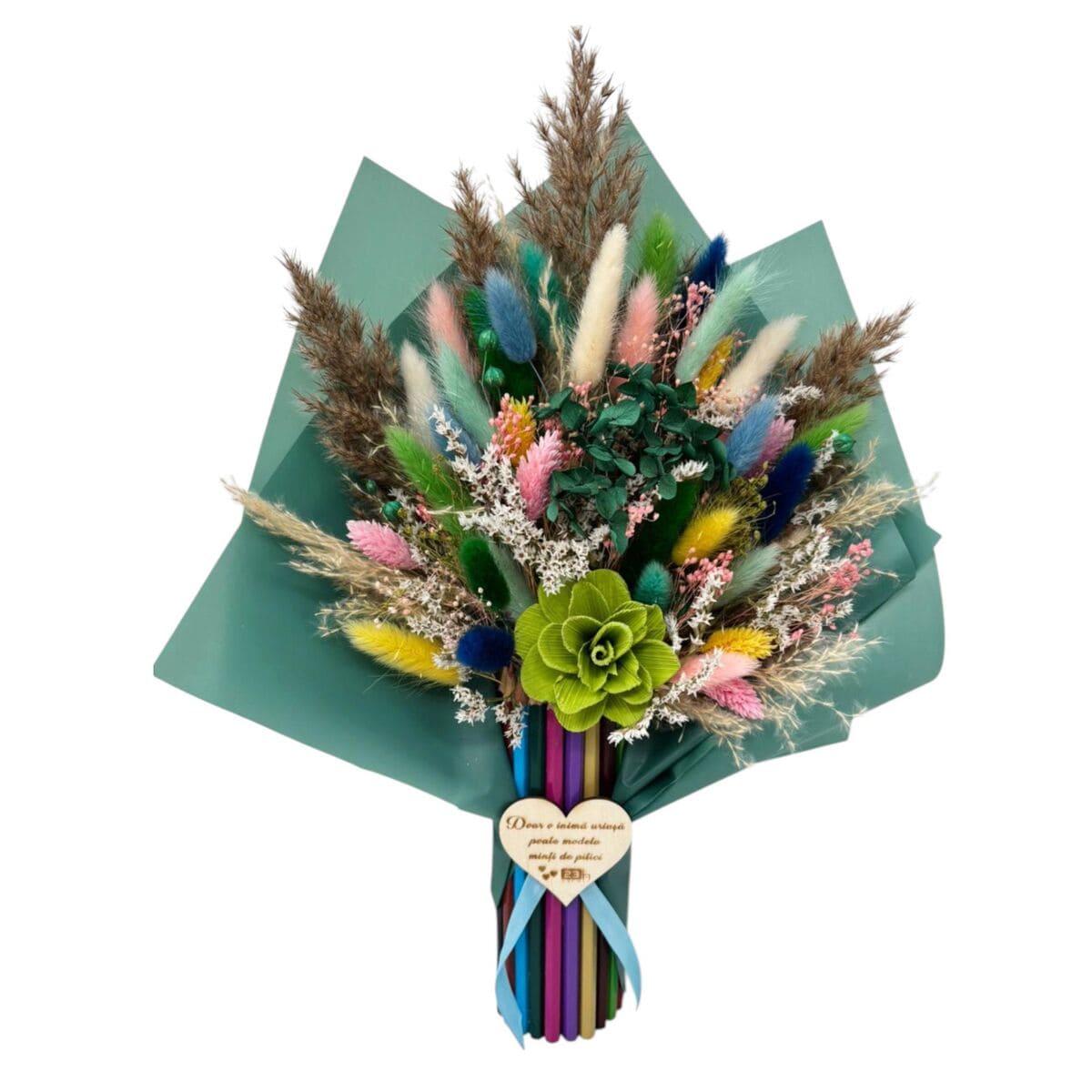 Buchet flori cadre didactice aranjament cu flori uscate si creioane verde – DSPH508001 1