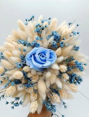 Buchet mireasă/nașă din flori uscate și un trandafir criogenat, albastru-crem, diam. 20cm – FEIS509002