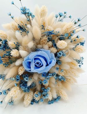 Buchet mireasă/nașă din flori uscate și un trandafir criogenat, albastru-crem, diam. 20cm – FEIS509002