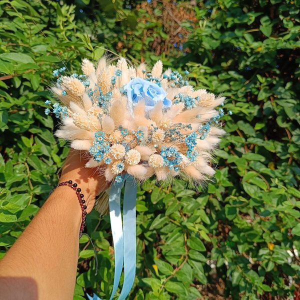 Buchet mireasă/nașă din flori uscate și un trandafir criogenat, albastru-crem, diam. 20cm - FEIS509002 - imagine 6