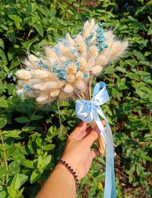Buchet mireasă/nașă din flori uscate și un trandafir criogenat, albastru-crem, diam. 20cm – FEIS509002