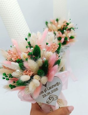Lumânare Nuntă din ceară naturală decorată cu flori uscate, model personalizat – FEIS508001