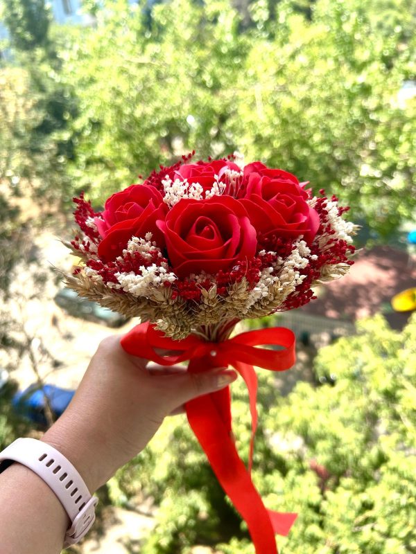 Buchet mic cu trandafiri din săpun roșii și broom-broom uscat, AMB507001 - imagine 4