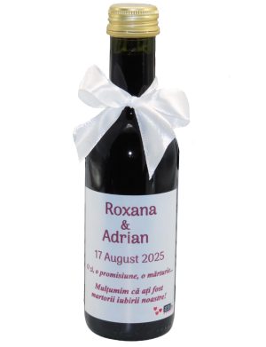 Marturie nuntă, Sticluță de Vin personalizată, fundiță albă – ILIF508017