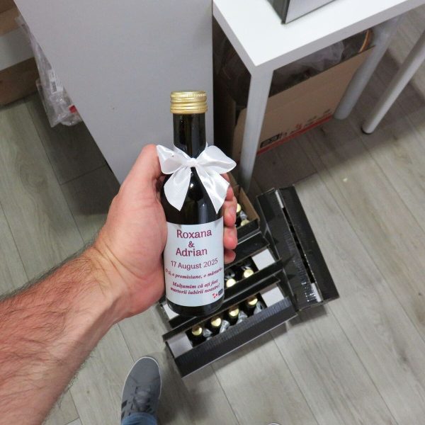 Marturie nuntă, Sticluță de Vin personalizată, fundiță albă - ILIF508017 - imagine 12
