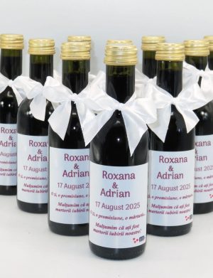 Marturie nuntă, Sticluță de Vin personalizată, fundiță albă – ILIF508017