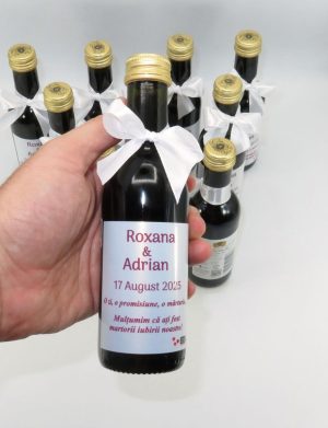 Marturie nuntă, Sticluță de Vin personalizată, fundiță albă – ILIF508017