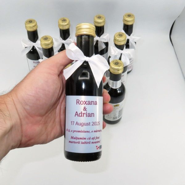 Marturie nuntă, Sticluță de Vin personalizată, fundiță albă - ILIF508017 - imagine 5