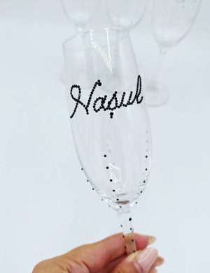 Pahare nuntă pentru miri și nași, decorate cu ștrasuri & personalizate cu inițiala, alb-negru – FEIS509001