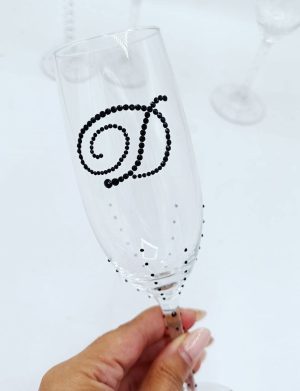 Pahare nuntă pentru miri și nași, decorate cu ștrasuri & personalizate cu inițiala, alb-negru – FEIS509001