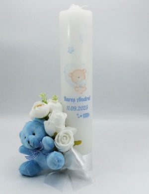 Lumânare botez băiețel decorată cu flori de mătase și jucărie, model Personalizat, Ursuleț – ILIF509009
