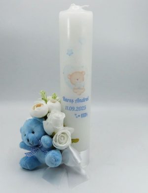 Lumânare botez băiețel decorată cu flori de mătase și jucărie, model Personalizat, Ursuleț – ILIF509009