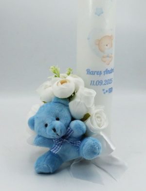 Lumânare botez băiețel decorată cu flori de mătase și jucărie, model Personalizat, Ursuleț – ILIF509009