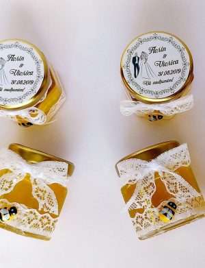 Marturii dulci cu miere, model handmade Eleganta – alb, borcan 50 gr – DSBC005