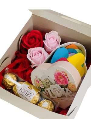 Cutie cadou cu 30 motive Te Iubesc tip inima, 3 trandafiri de sapun, 4 bomboane Ferrero Rocher, YODB003