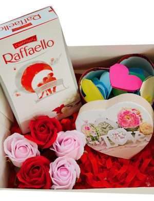 Cutie cadou cu 30 motive Te Iubesc tip inima, 5 trandafiri de sapun, 8 bomboane Raffaello, YODB007
