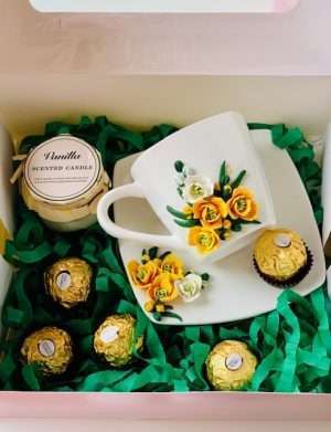 Cutie cadou cu farfurie si ceasca cu flori fimo, lumanare in borcan si 5 bomboane Ferrero Rocher, YODB014