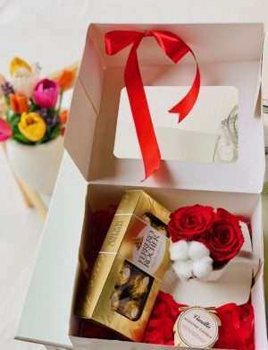 Cutie cadou cu farfurie si ceasca, 2 trandafiri criogenati + 1 floare bumbac, cutie 8 bomboane Ferrero Rocher, borcan cu lumanare, YODB017