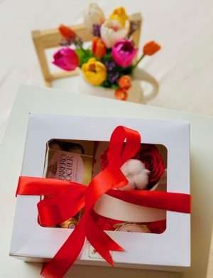 Cutie cadou cu farfurie si ceasca, 2 trandafiri criogenati + 1 floare bumbac, cutie 8 bomboane Ferrero Rocher, borcan cu lumanare, YODB017