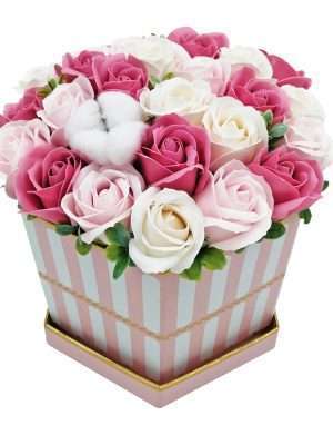 Aranjament Dusty Pink, trandafiri de sapun, roz si alb, floare de bumbac in cutie alba cu dungi, DSPH1028