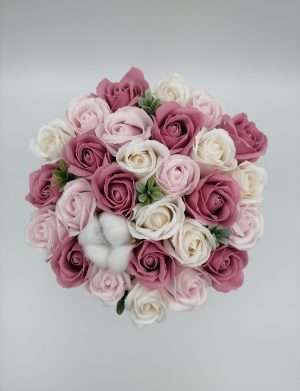 Aranjament Dusty Pink, trandafiri de sapun, roz si alb, floare de bumbac in cutie alba cu dungi, DSPH1028
