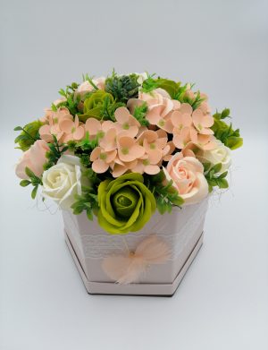 Aranjament Delicate Touch, trandafiri de sapun, culori delicate somon, crem si nuante de verde, DSPH10210