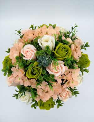 Aranjament Delicate Touch, trandafiri de sapun, culori delicate somon, crem si nuante de verde, DSPH10210
