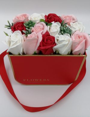 Aranjament cadou Roses, trandafiri de sapun rosii, roz si albi, cutie rosie, DSPH1029