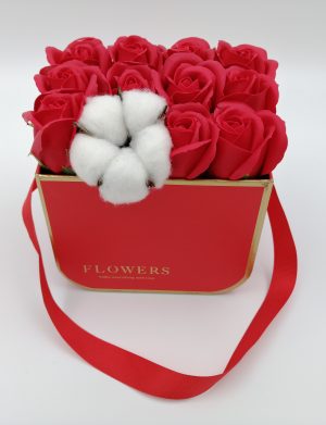 Aranjament Little Red Roses, trandafiri de sapun, rosii, floare de bumbac, in cutie rosie, DSPH1022