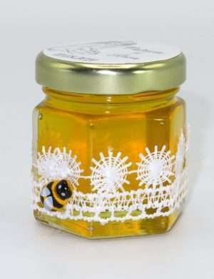 Marturii dulci cu miere, model handmade Dorinta – alb, borcan 50 gr – DSBC1650