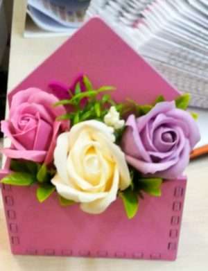 Aranjament floral in cutie plic roz – OMIS01284
