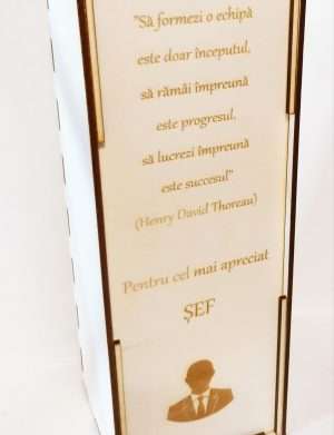 Cutie din lemn pentru sticla de vin cu mesaj pentru Sef, dimensiuni 34x10x10 cm – OMIS01209