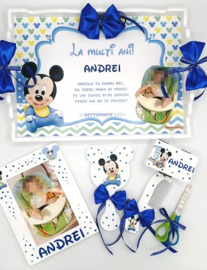 Set mot Baby Mickey Mouse, 7 piese, personalizat, din lemn, cu fundite albastre si ornamente multicolore DSPH102003