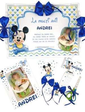 Set mot Baby Mickey Mouse, 7 piese, personalizat, din lemn, cu fundite albastre si ornamente multicolore DSPH004